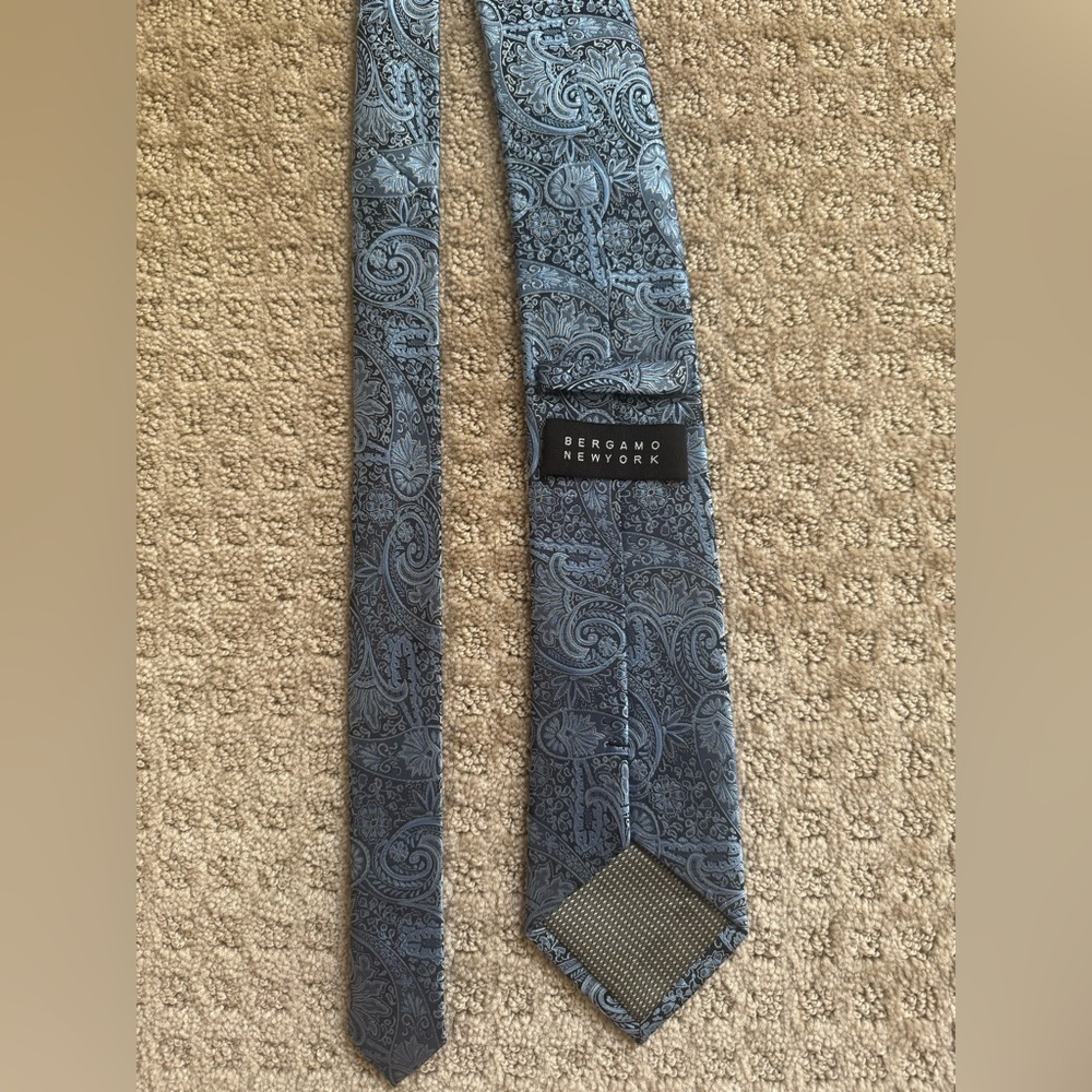 Bergamo New York Tie Blue Paisley Pattern - Picture 2 of 4